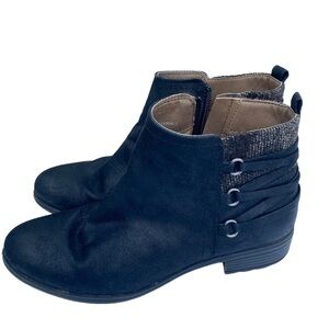 **** Clearance WHITE Mountain ankle boots size 7.5 black side zipper pointed toe